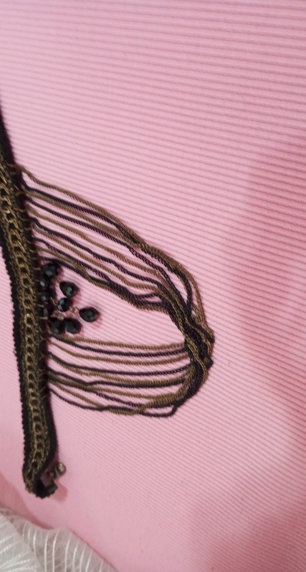 siyah gold işlemeli zincirli aksesuar - Görsel 3