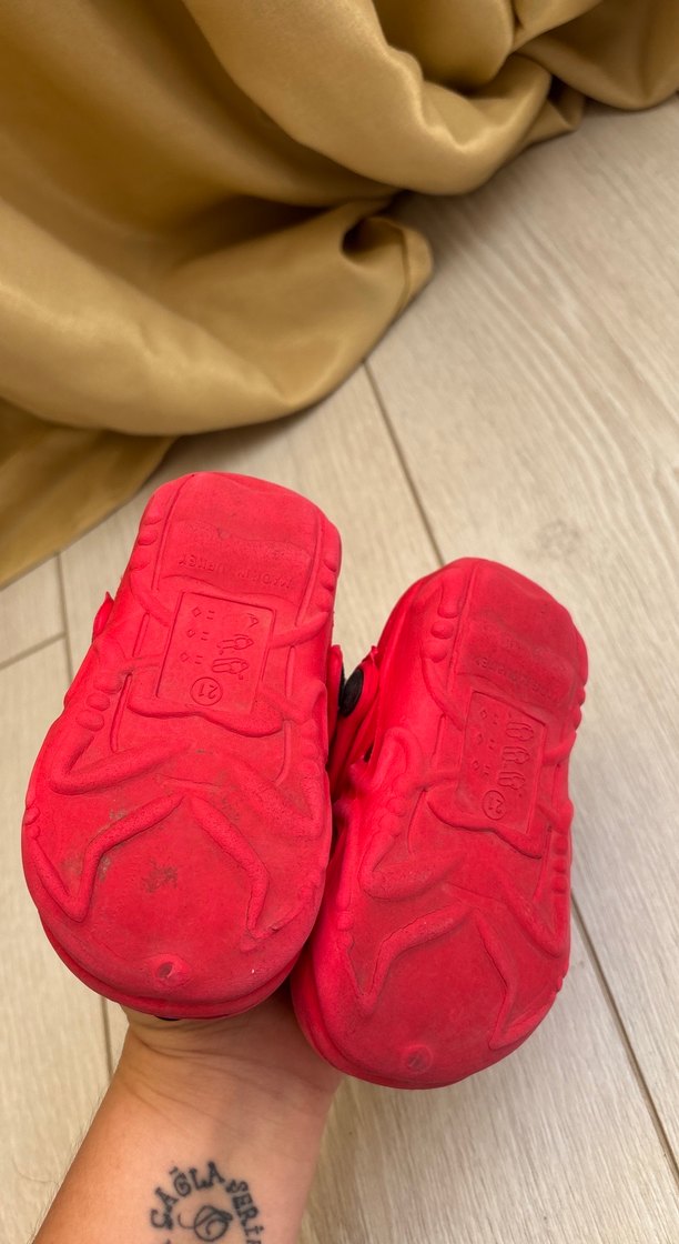 Kırmızı Baskılı Tokalı Kız Çocuk Terliği - Görsel 2