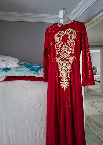 Kırmızı İşlemeli Uzun Kollu Abiye Elbise - Görsel 3