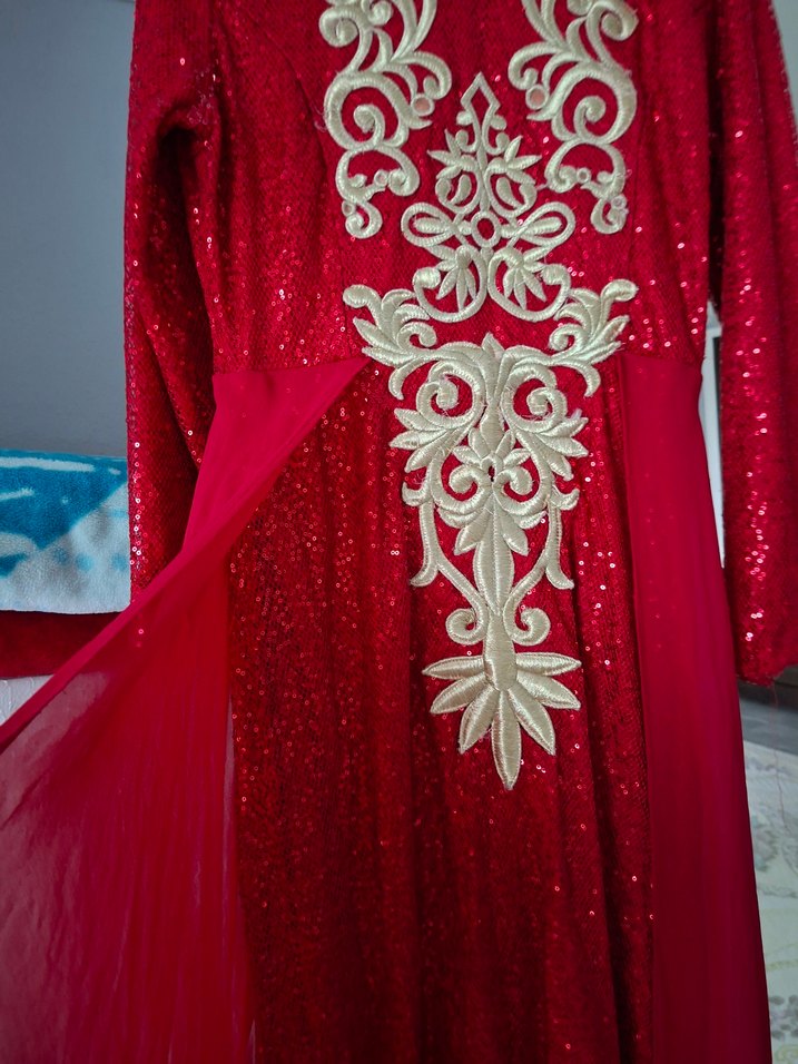 Kırmızı İşlemeli Uzun Kollu Abiye Elbise - Görsel 4