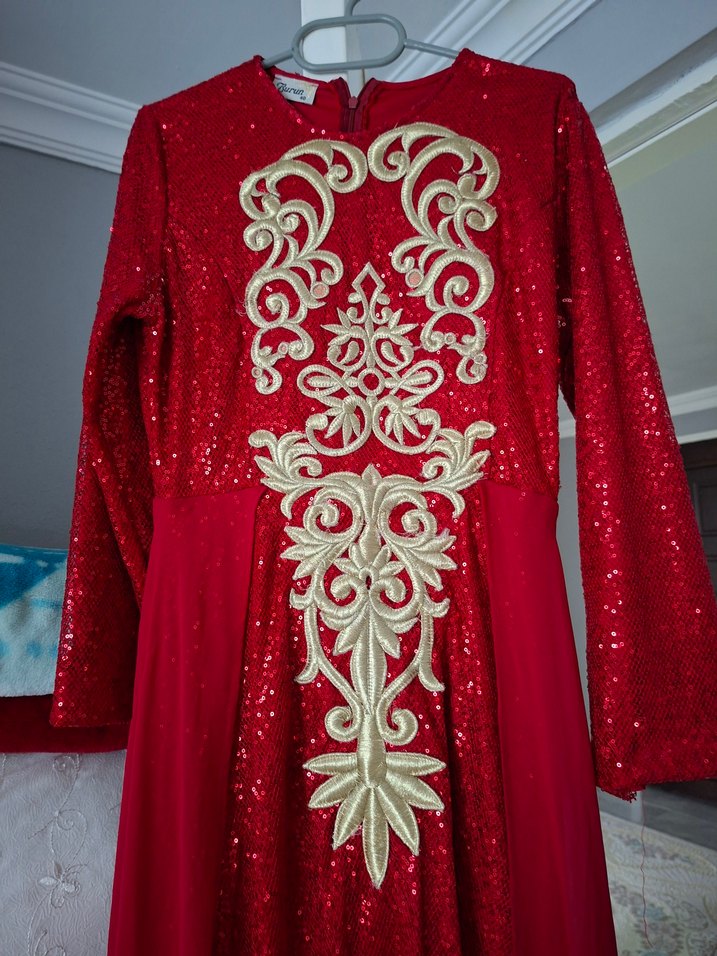Kırmızı İşlemeli Uzun Kollu Abiye Elbise - Görsel 2