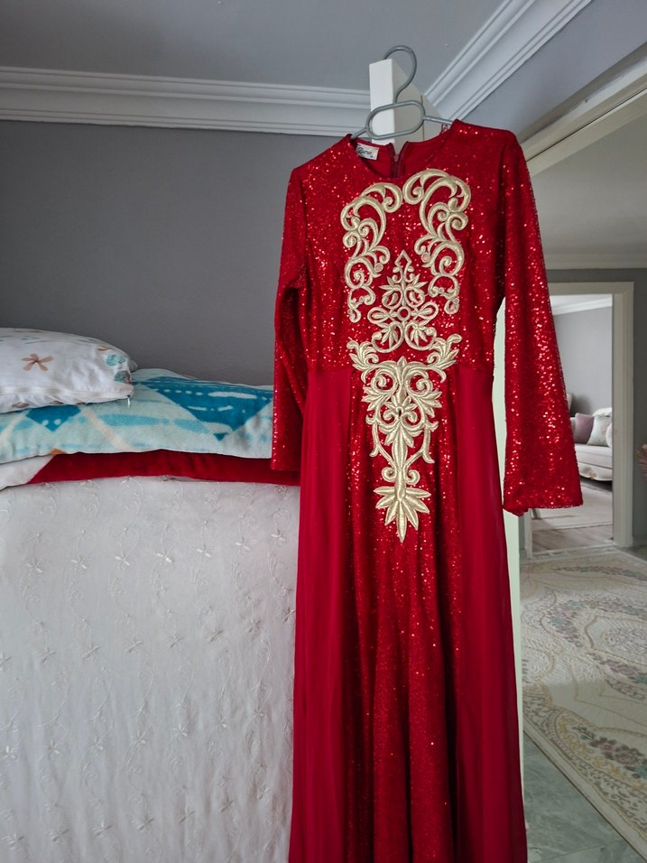 Kırmızı İşlemeli Uzun Kollu Abiye Elbise - Görsel 3