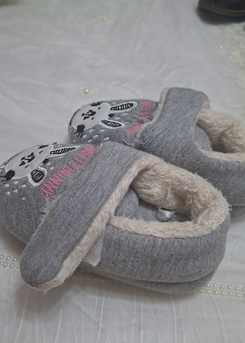 Gri Nakışlı Kürklü Kız Çocuk Ev Terliği - Görsel 3