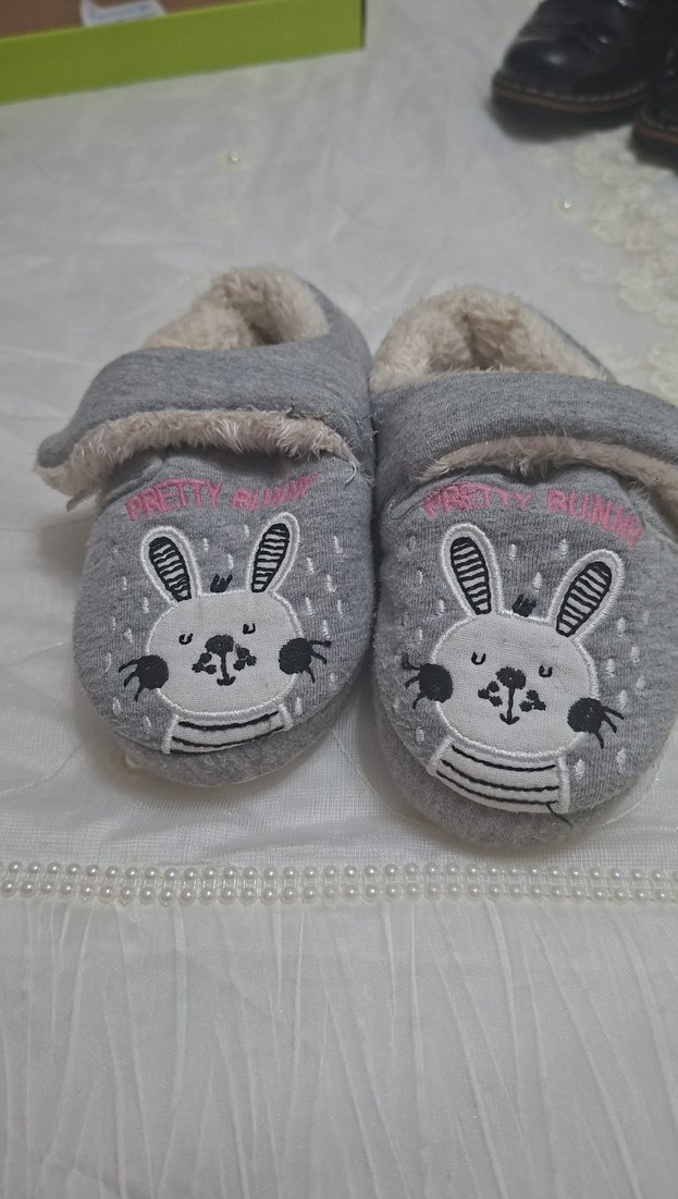 Gri Nakışlı Kürklü Kız Çocuk Ev Terliği - Görsel 2