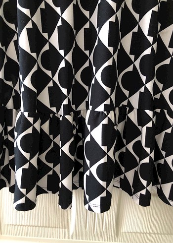 Kısa Kollu Siyah Beyaz Desenli Midi Elbise - Görsel 3