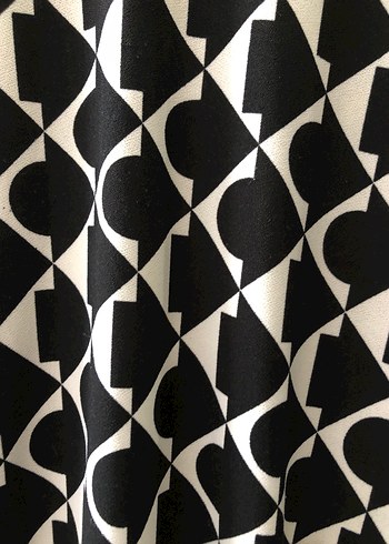 Kısa Kollu Siyah Beyaz Desenli Midi Elbise - Görsel 5