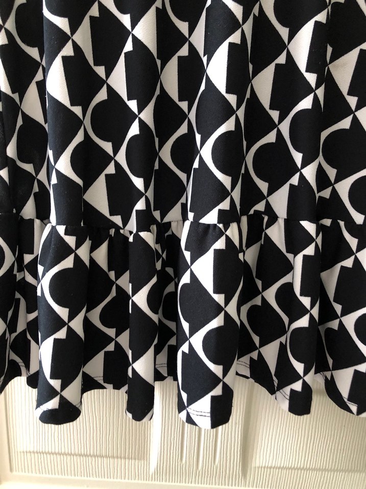 Kısa Kollu Siyah Beyaz Desenli Midi Elbise - Görsel 3