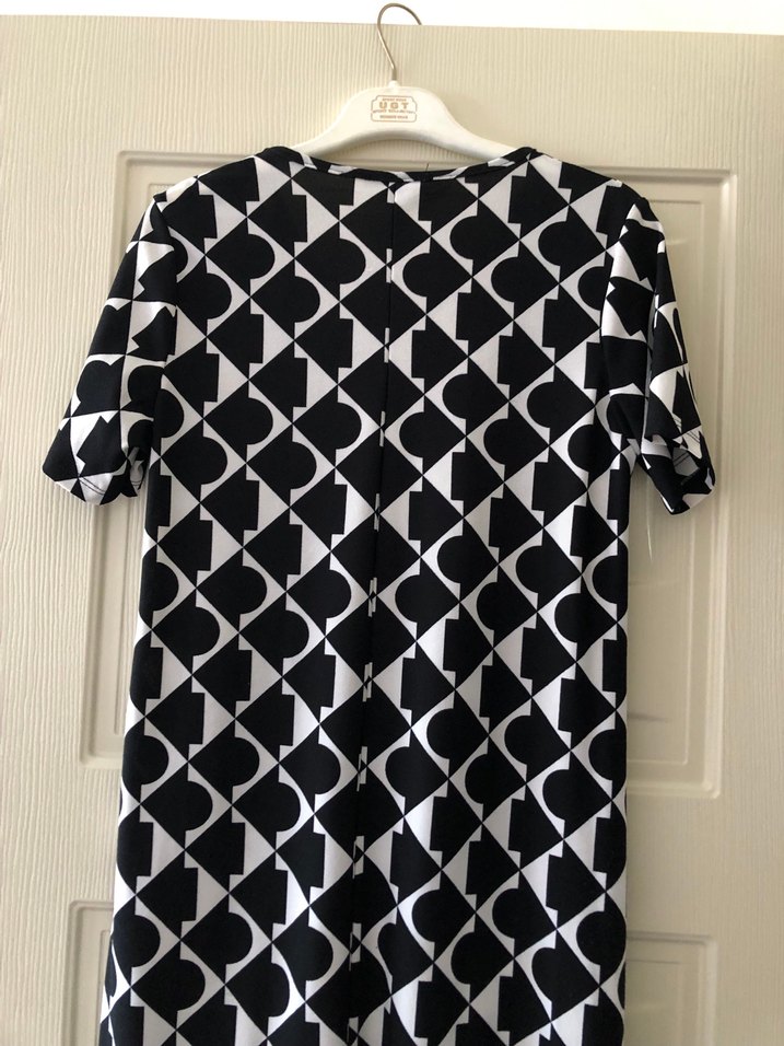 Kısa Kollu Siyah Beyaz Desenli Midi Elbise - Görsel 4