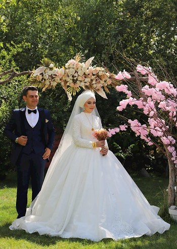 Beyaz Drapeli Uzun Tesettür Gelinlik - Görsel 3