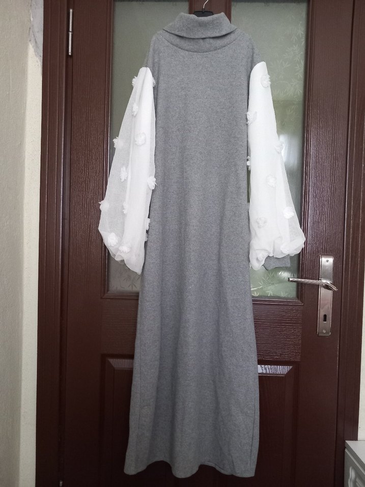 Gri Boğazlı Örme Elbise Beyaz Balon Kollu - Görsel 4