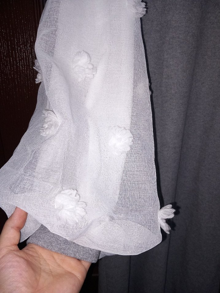 Gri Boğazlı Örme Elbise Beyaz Balon Kollu - Görsel 3