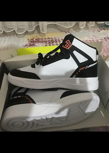 Beyaz Siyah Baskılı  Ayakkabı - Görsel 5