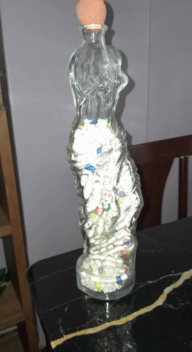 Renkli Detaylı Şeffaf Kadın Figürlü Vazo - Görsel 3