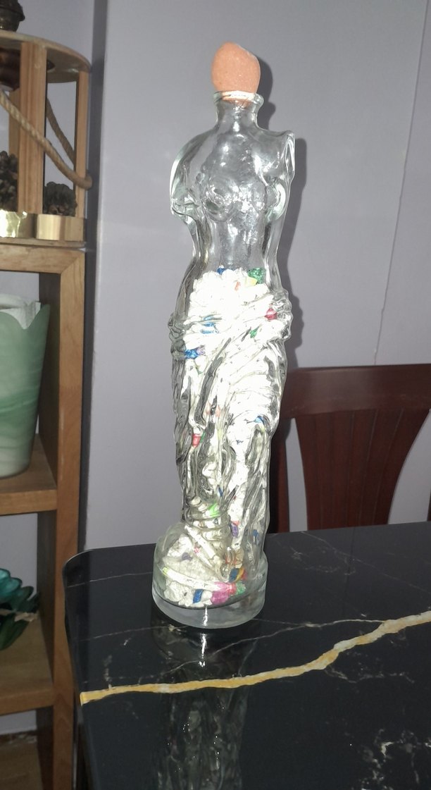 Renkli Detaylı Şeffaf Kadın Figürlü Vazo - Görsel 2