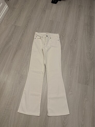 Mavi jeans beyaz pantolonModel:Molly