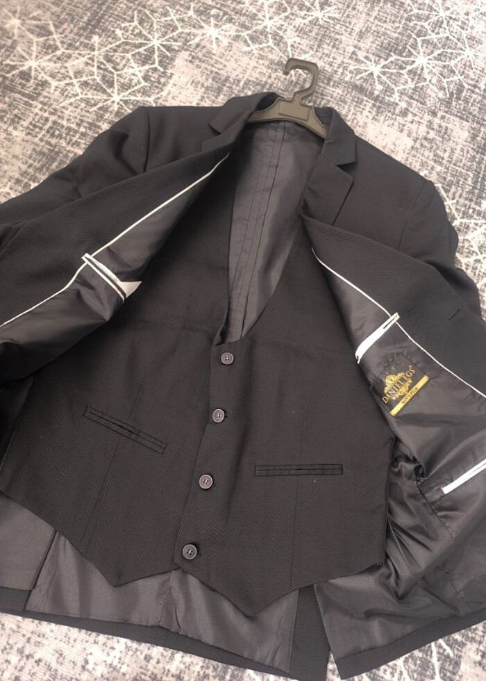 Erkek siyah yelekli takım elbise  - Görsel 3