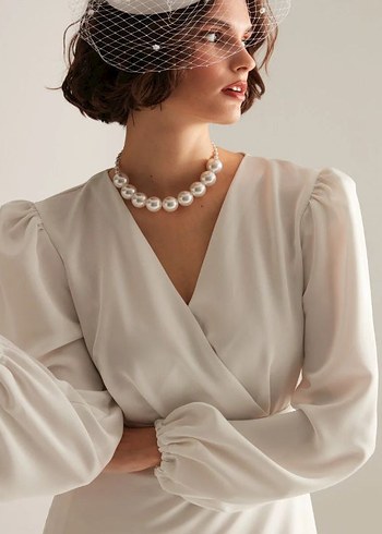 Uzun Beyaz V Yakalı Saten Kadın Elbise - Görsel 2