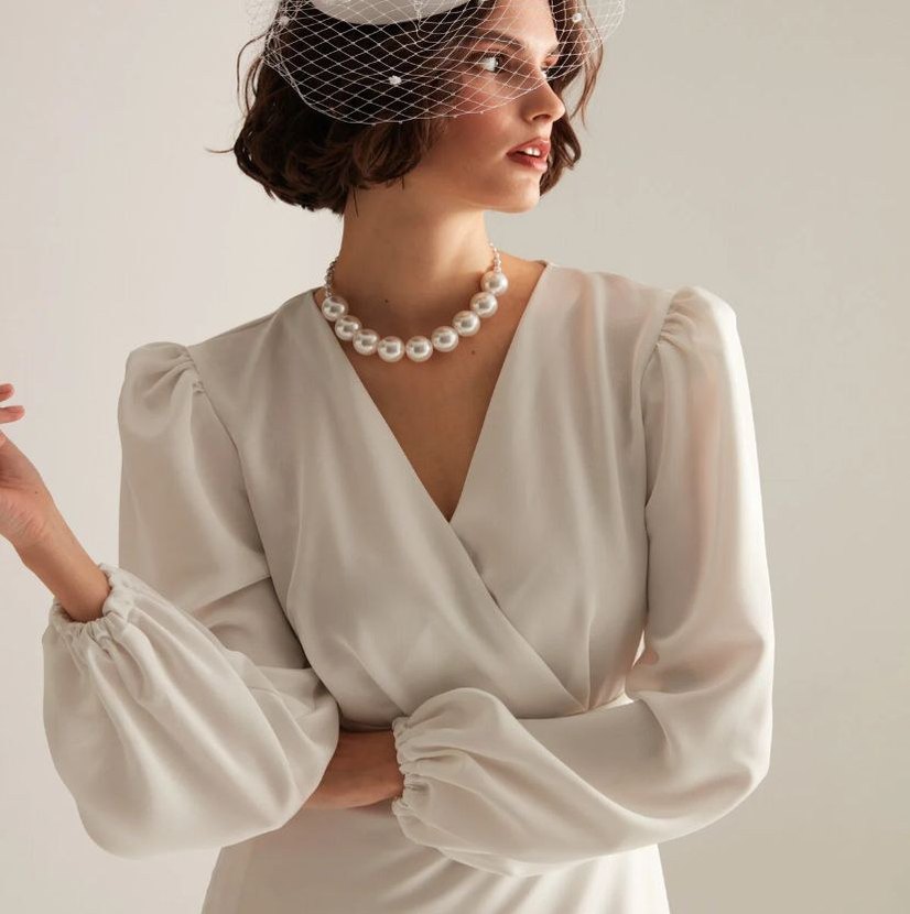 Uzun Beyaz V Yakalı Saten Kadın Elbise - Görsel 2