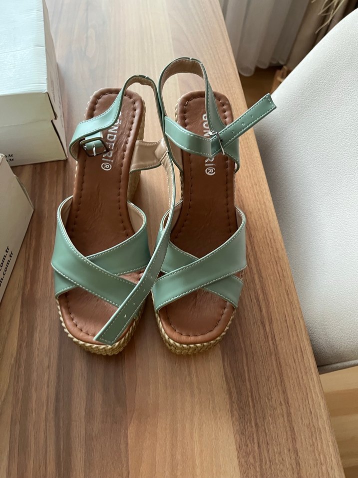 Siyah ve çağla yeşili Kadın Dolgu Topuklu ayakkabı - Görsel 5