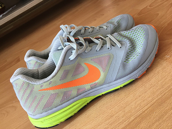 Az giyilmiş Nike ayakkabı orijinal