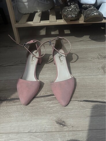 Pembe topuklu ayakkabı