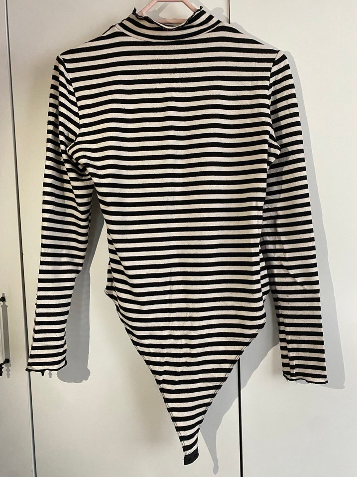 Zebra Desenli Uzun Kollu Yüksek Yakalı Kadın Bluz - Görsel 3