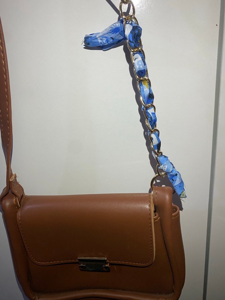 Zincir Detaylı Parlak Kahverengi Deri Çanta - Görsel 2