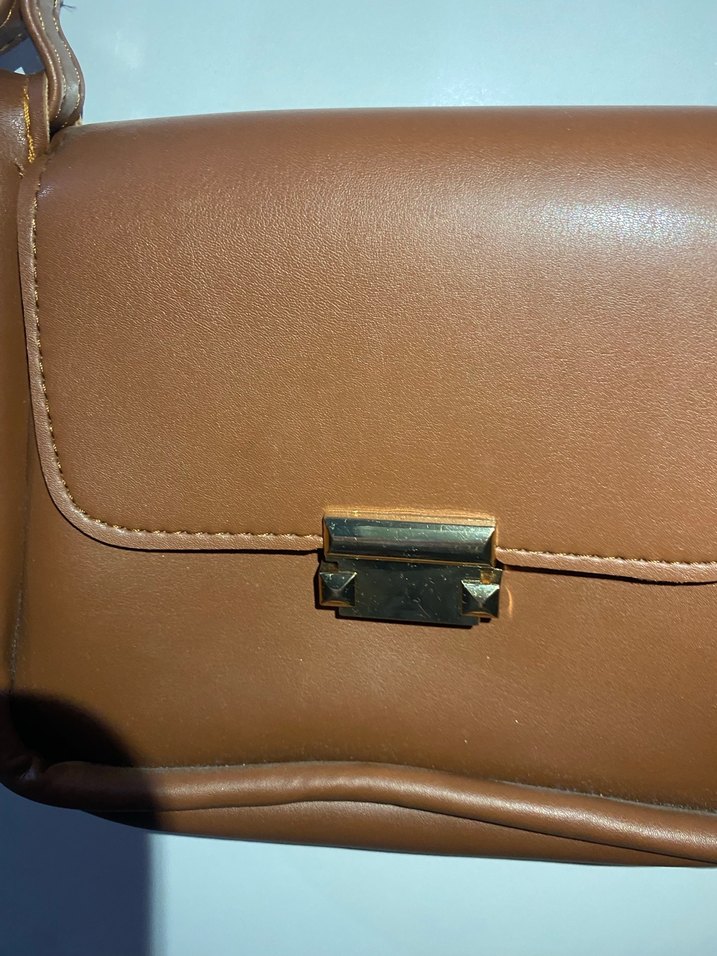 Zincir Detaylı Parlak Kahverengi Deri Çanta - Görsel 3