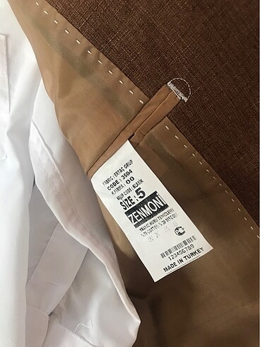 Diğer Papyonu var sadece pantolon yok