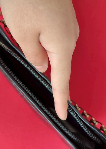 Beden Zincir Detaylı Siyah Deri Yılan Desenli Çanta