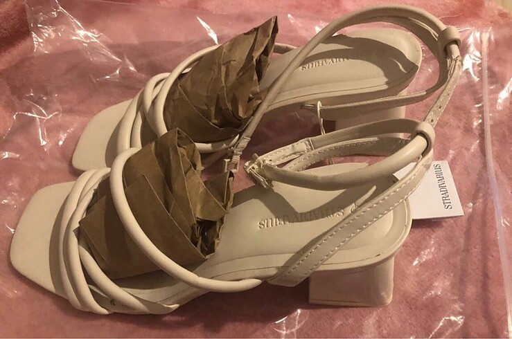 37 Beden ten rengi Renk Stradivarius sandalet