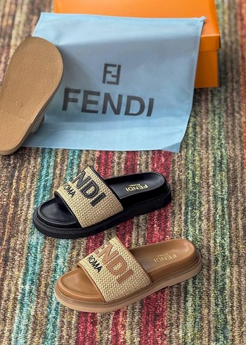 Fendi Kadın Renkli Desenli Dolgu Topuk Terlik