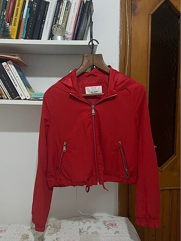 Pull and Bear Kırmızı yağmurluk