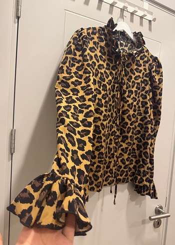 Leopar Desenli Uzun Kollu Fırfırlı Bluz - Görsel 3
