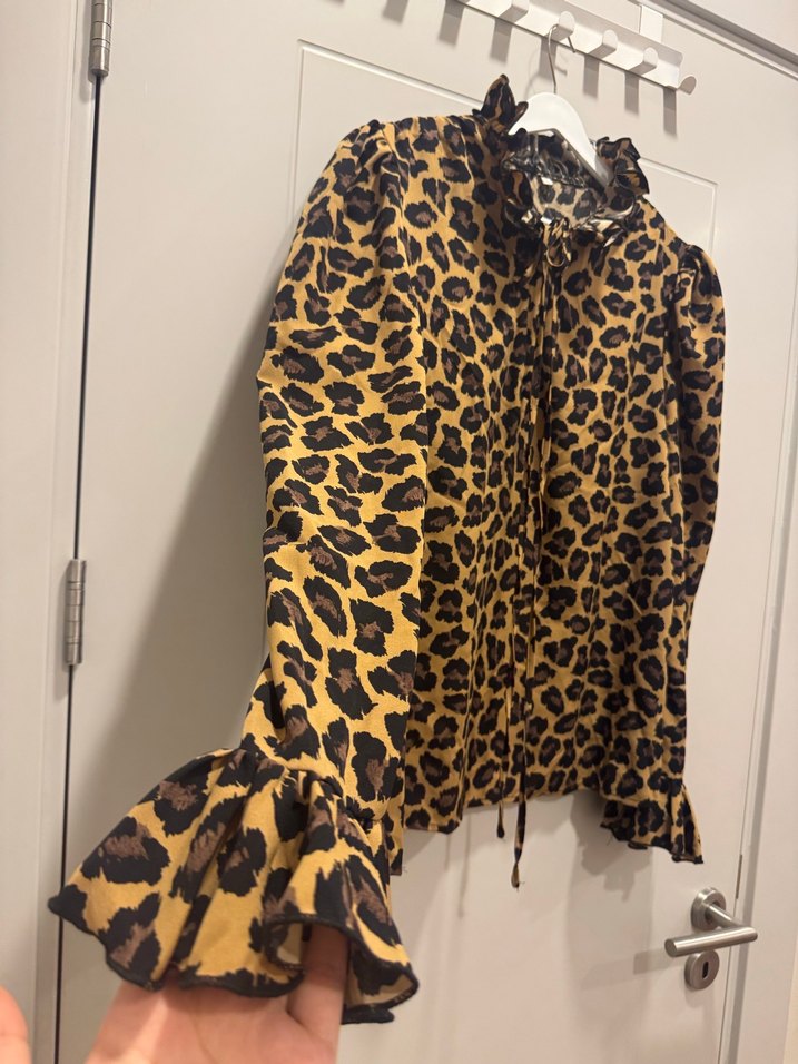 Leopar Desenli Uzun Kollu Fırfırlı Bluz - Görsel 3