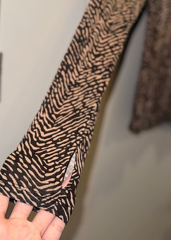 Kahverengi Zebra Desenli Boğazlı Kadın Bluz - Görsel 3
