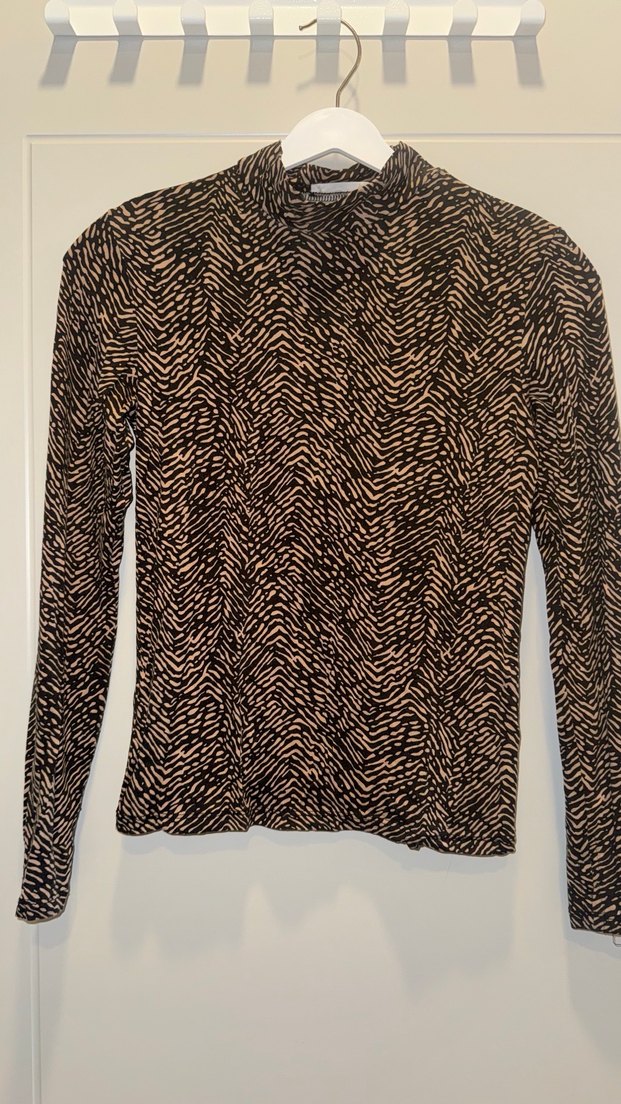 Kahverengi Zebra Desenli Boğazlı Kadın Bluz - Görsel 2