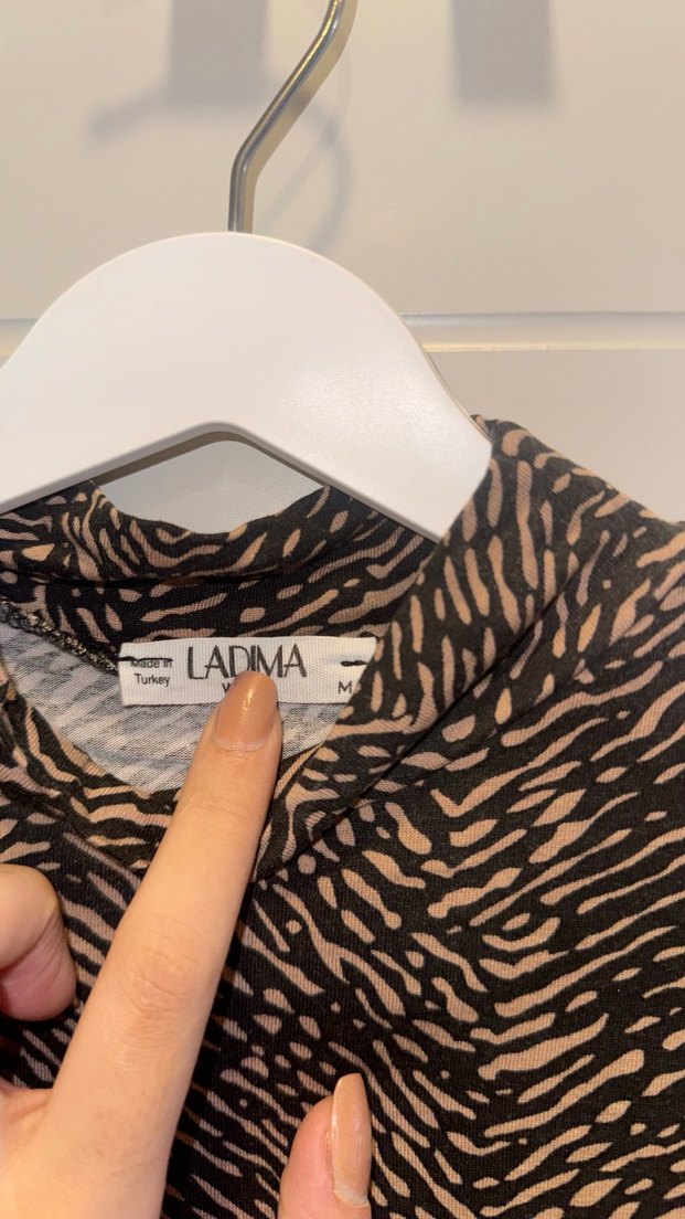 Kahverengi Zebra Desenli Boğazlı Kadın Bluz - Görsel 4