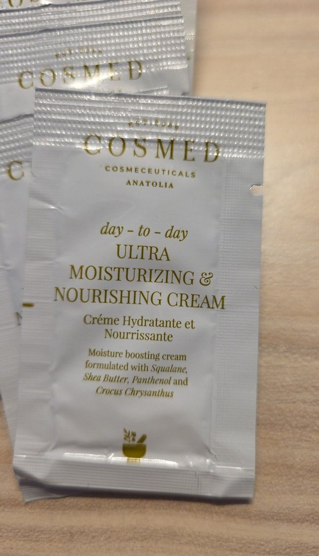 Cosmed Ultra Nemlendirici ve Besleyici Krem testerları - Görsel 2
