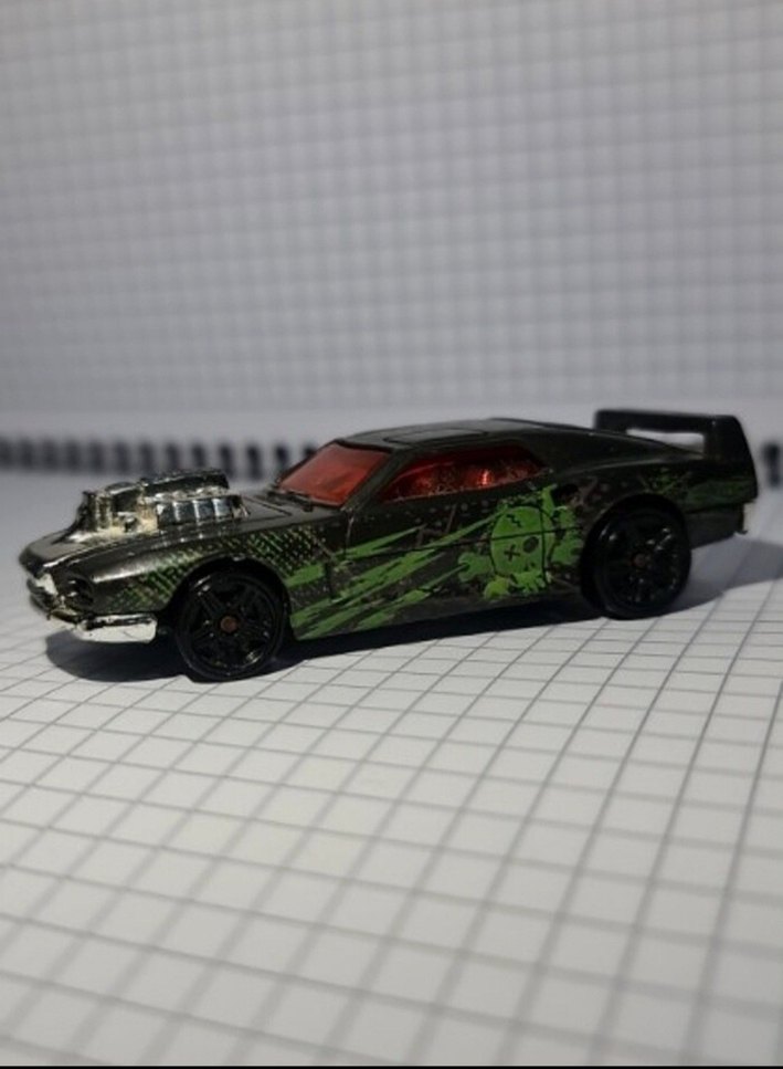 Hot Wheels Ford Mustang Rivited 1/64 Dark Green with Skull - Görsel 2