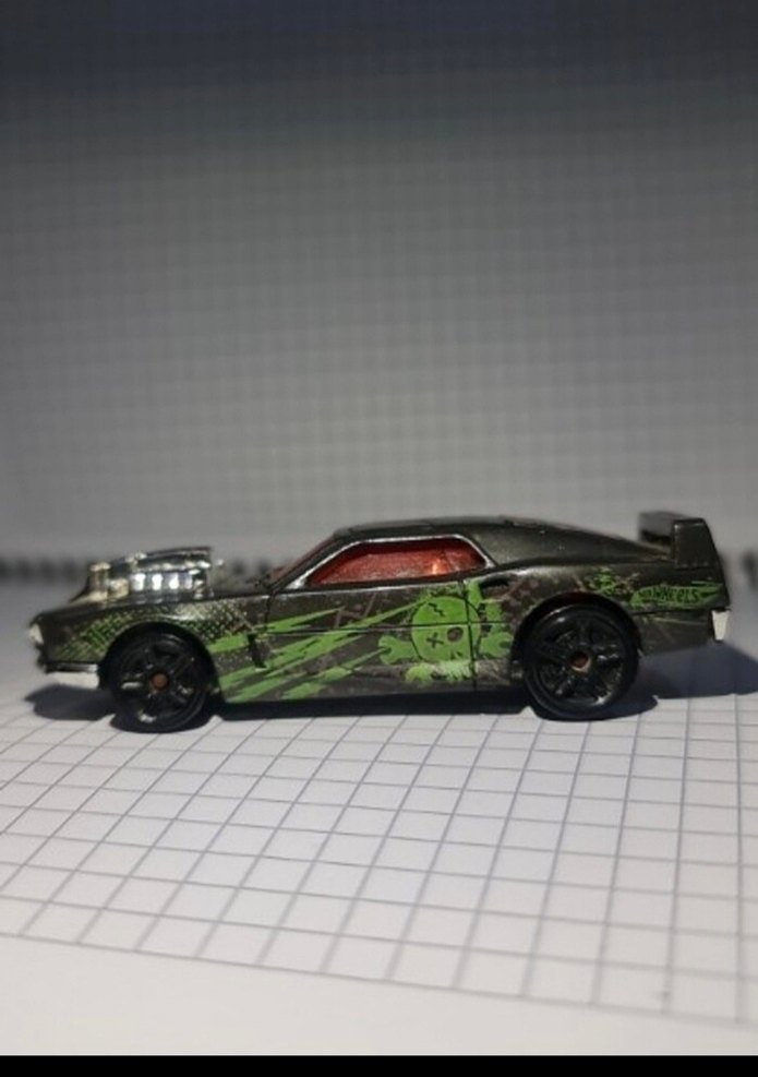 Hot Wheels Ford Mustang Rivited 1/64 Dark Green with Skull - Görsel 3
