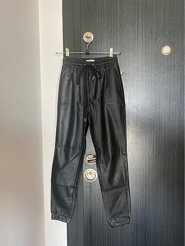Pull and Bear deri eşofman/pantolon