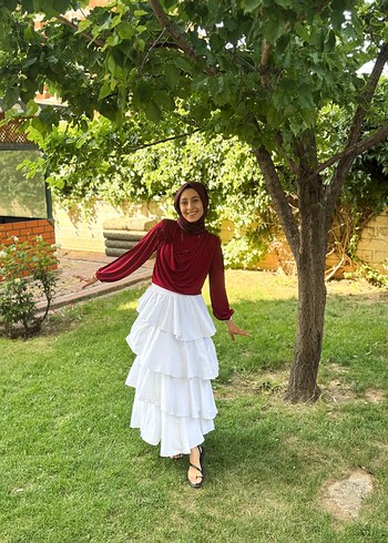Etek üzeri gül detaylı bluz