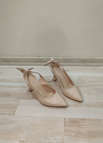 38 Beden ten rengi Renk Fiyonklu krem stiletto