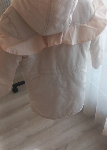 Kız Çocuk Beyaz Fırfırlı Mont - Görsel 2