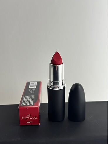 MAC MAC MATTE LİPSTİCK 691 RUBY WOO 3.5G