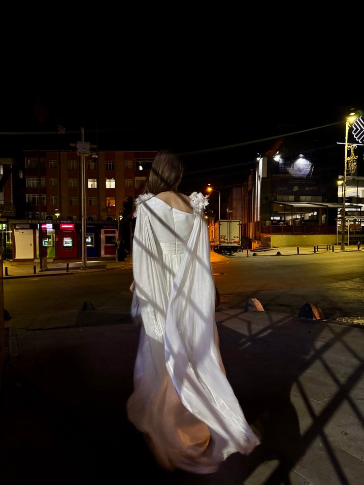 Beyaz Drapeli Straplez Uzun Abiye - Görsel 4