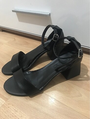 Kısa dolgu topuklu ayakkabı sandalet