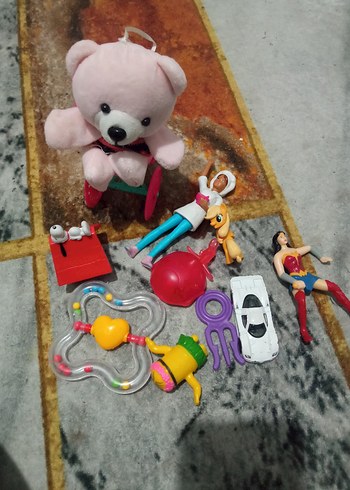 Renkli Oyuncak Seti ve Pembe Peluş Ayı