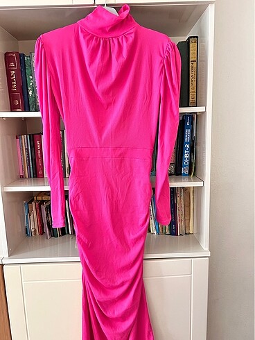 Pembe elbise